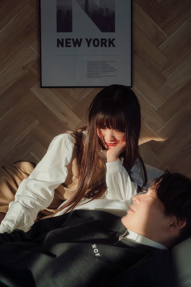 무료 Photo 미디엄 샷 일본 커플 실내