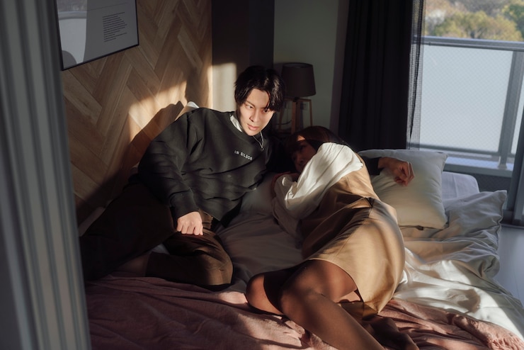 Free Photo medium shot japanese couple laying in bed