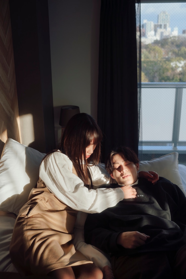 無料Photo 一緒に座っているミディアムショットの日本人カップル