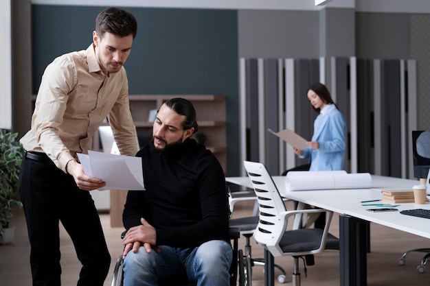 Foto gratuita concetto di inclusione lavorativa a tiro medio