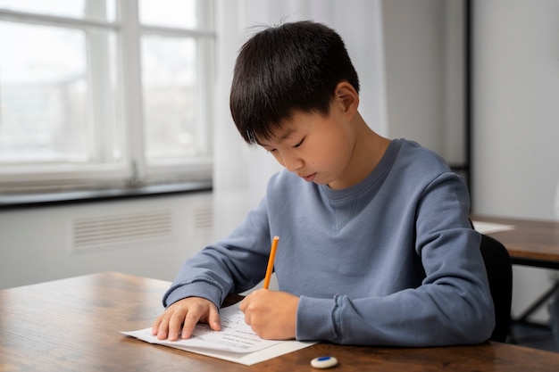 無料写真 学校のテストで不正行為をするミディアム ショットの子供