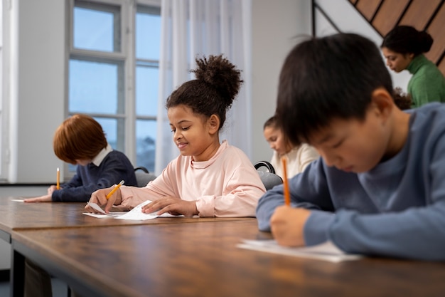 無料写真 学校のテストで不正行為をするミディアム ショットの子供