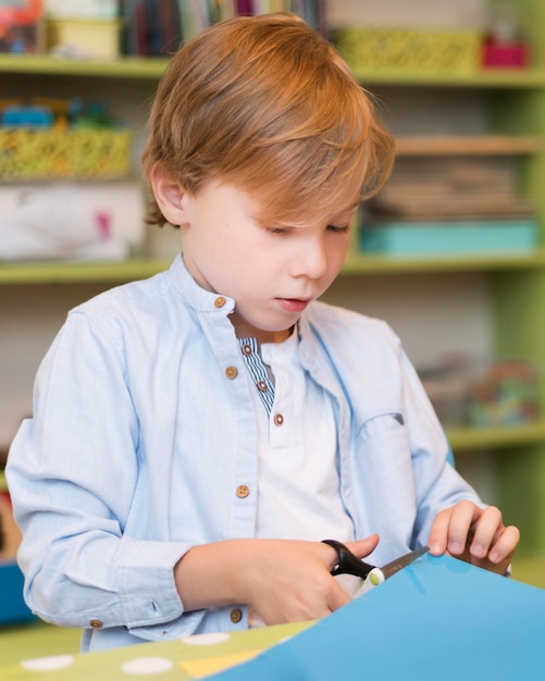 Foto gratuita carta da taglio per bambini a tiro medio