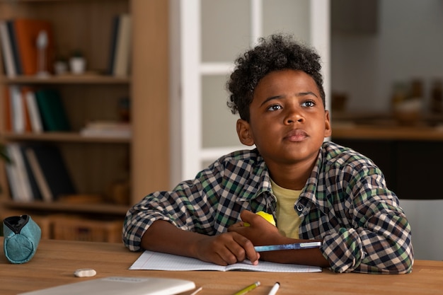 Free photo medium shot kid doing homework