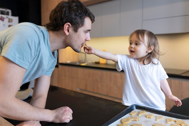 Free photo medium shot kid and father in kitchen