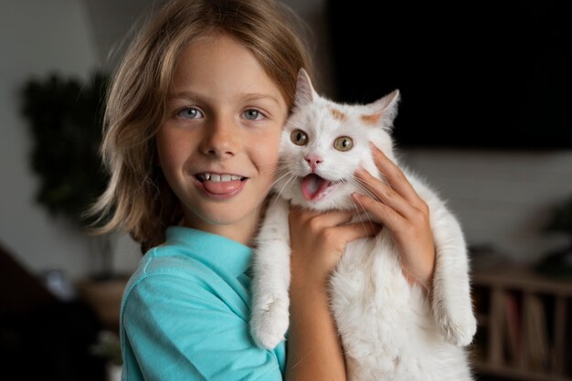 고양이를 안고 있는 미디엄 샷 아이