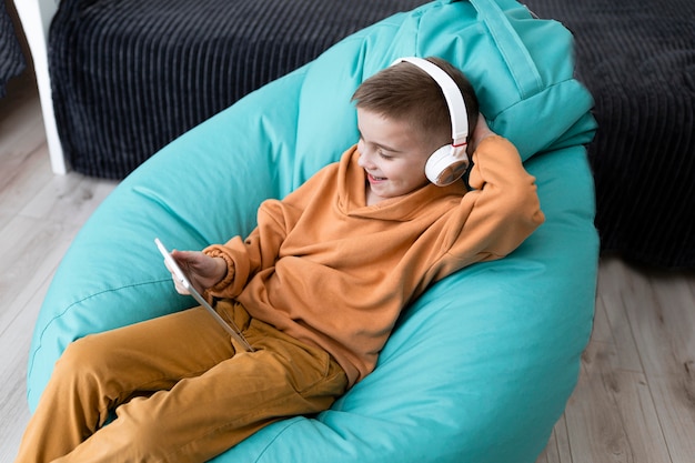 Free photo medium shot kid holding headphones