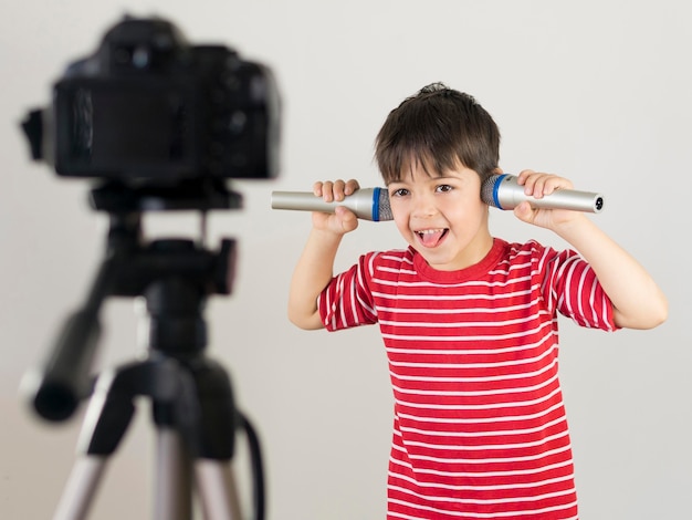 Free photo medium shot kid holding microphones