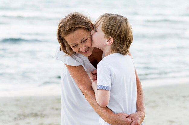 おばあちゃんにキスするミディアムショットの子供