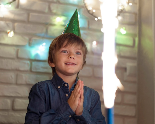 Ragazzo di tiro medio guardando fuochi d'artificio