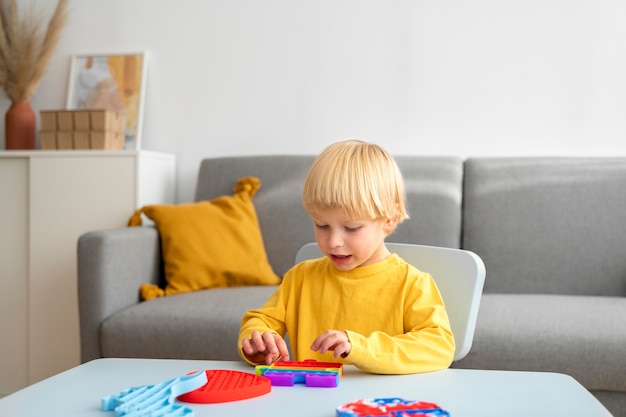 おもちゃで遊ぶ中型ショットの子供