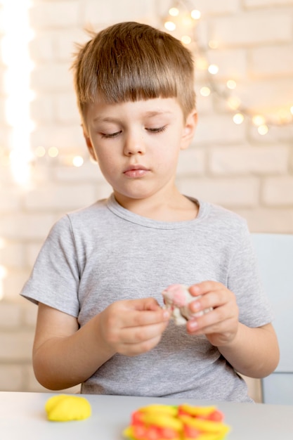 Medium shot kid playing