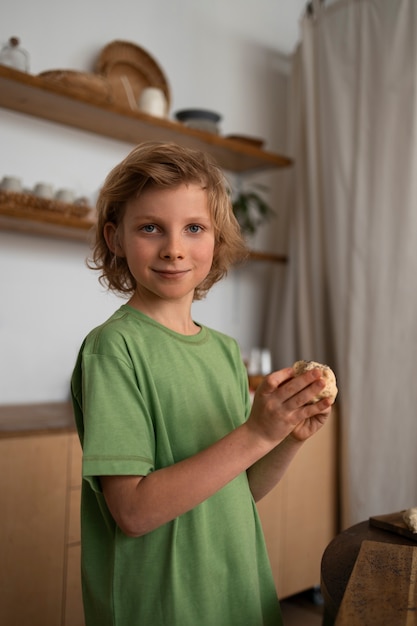 無料写真 食べ物を準備するミディアムショットの子供