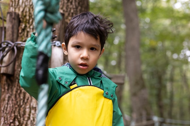 自然の中で時間を過ごすミディアムショットの子供