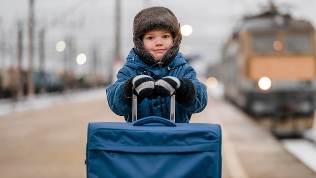 Foto gratuita ragazzo di tiro medio alla stazione ferroviaria