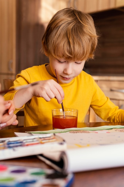 水彩絵の具を使ったミディアムショットの子供