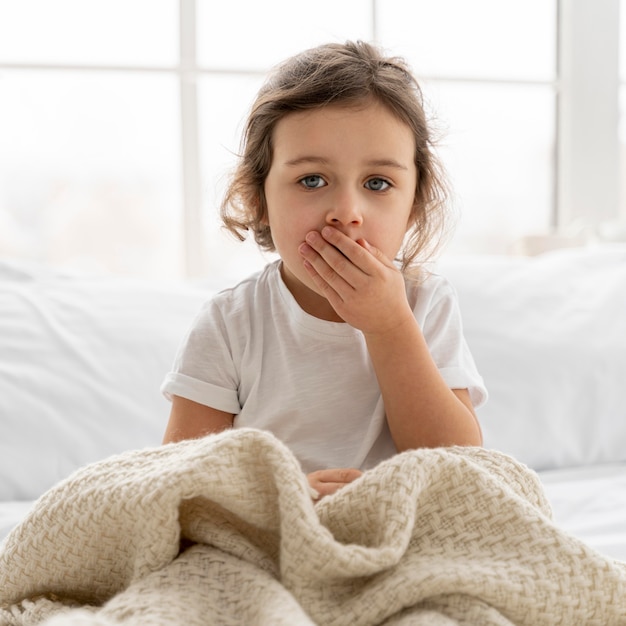 Foto gratuita ragazzo a tiro medio con coperta