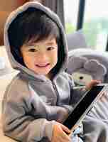 Free photo medium shot kid with tablet indoors