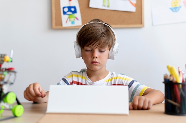 Foto gratuita ragazzo di tiro medio con tablet