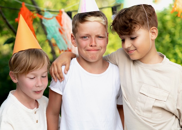 誕生日パーティーでミディアムショットの子供たち