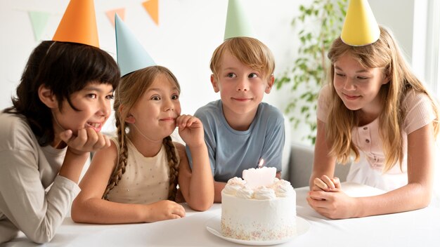 誕生日を祝うミディアムショットの子供たち