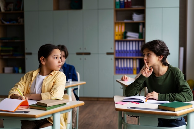 Foto gratuita ragazzini di tiro medio che imbrogliano a scuola