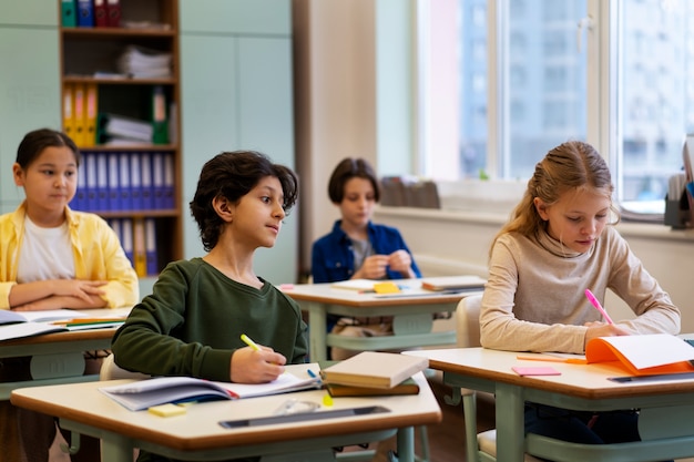 Foto gratuita ragazzini di tiro medio che imbrogliano a scuola