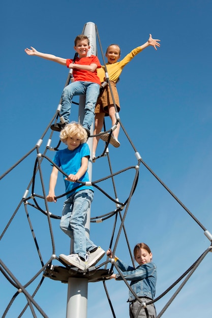 무료 사진 중간 샷 아이 등반 로프