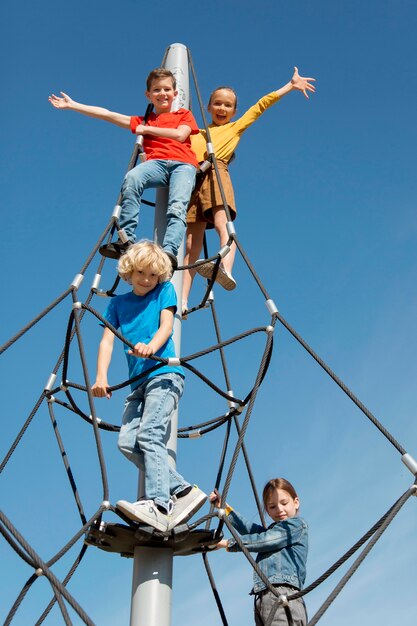ミディアムショットの子供たちがロープを登る