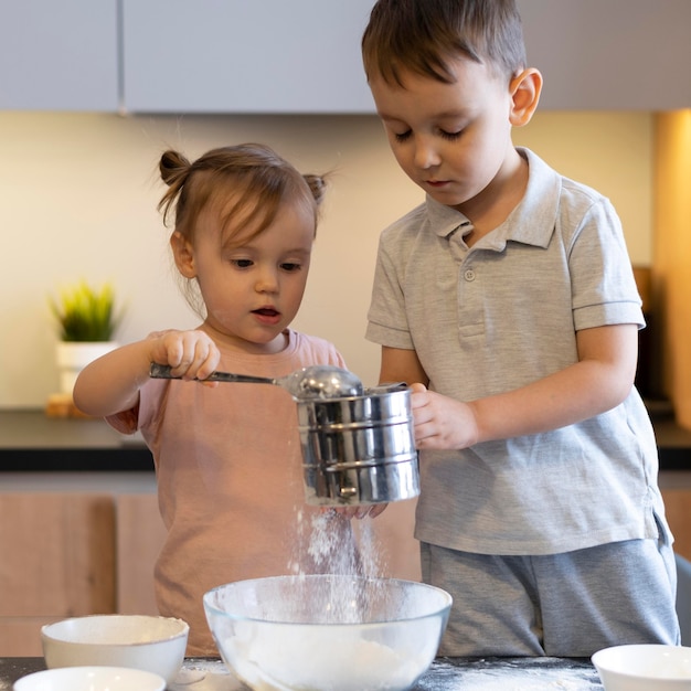 無料写真 一緒に料理するミディアムショットの子供たち