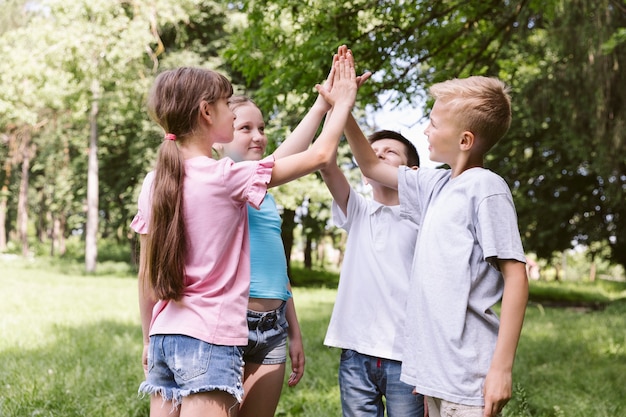 무료 사진 경기 전에 중간 샷 아이 높은 fiving