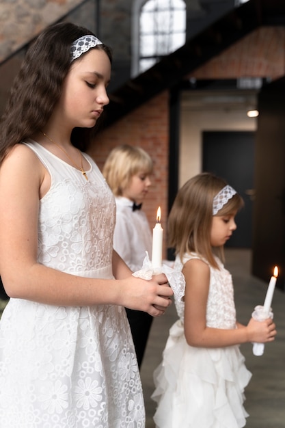 Дети среднего плана держат свечи