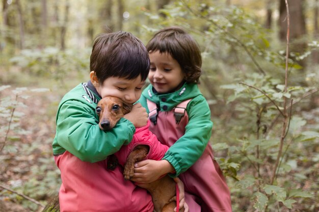 犬を抱くミディアムショットの子供たち