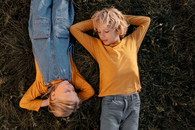 Foto gratuita ragazzini di tiro medio sdraiati sull'erba