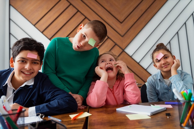 Foto gratuita bambini di tiro medio che imparano a scuola