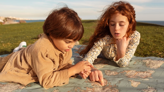 Bambini di tiro medio guardando la mappa