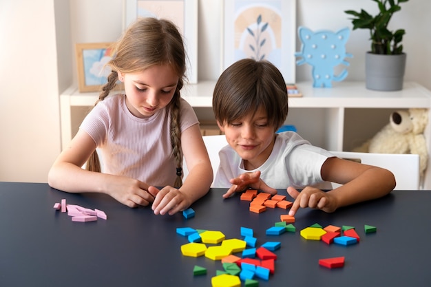 Medium shot kids making puzzle together