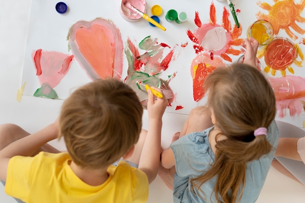 Free photo medium shot kids painting together