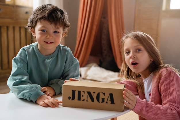 Foto gratuita bambini di tiro medio che giocano a un gioco di memoria