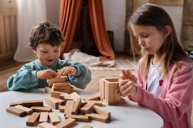 Дети среднего роста играют в игру памяти