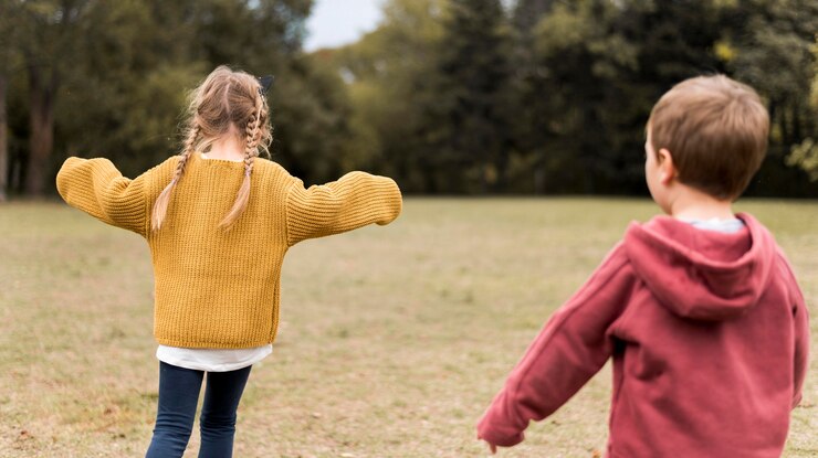 Free Photo medium shot kids playing in nature