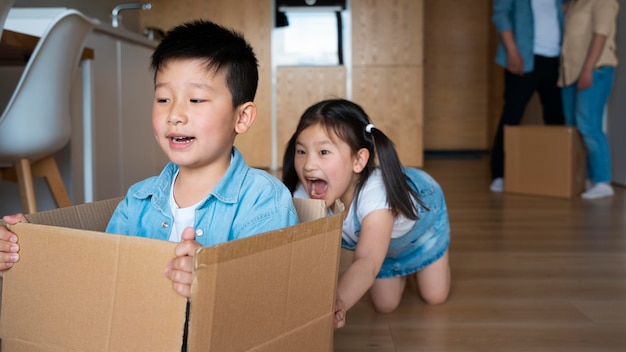 Foto gratuita bambini di tiro medio che giocano insieme