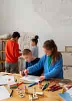 Foto gratuita bambini di tiro medio che trascorrono del tempo a scuola