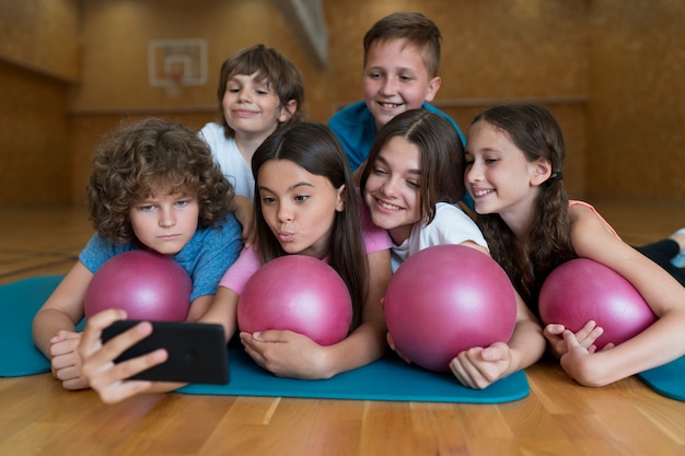 Foto gratuita bambini di tiro medio che si fanno selfie