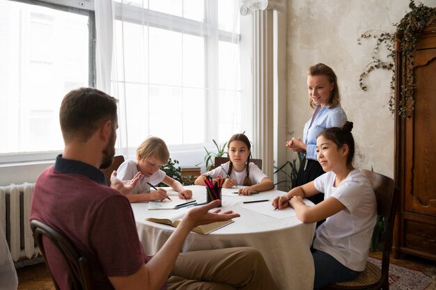 ミディアムショットの子供と学校の教師