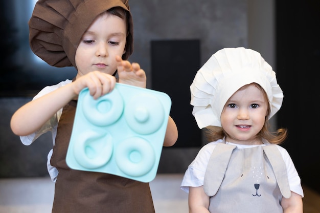 料理の服を着ているミディアムショットの子供たち