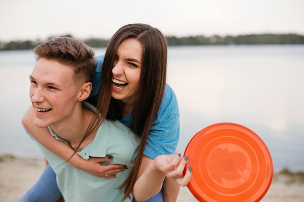 Foto gratuita adolescenti di risata del colpo medio con il frisbee