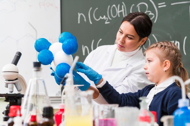 중간 샷 어린 소녀 화학 학습