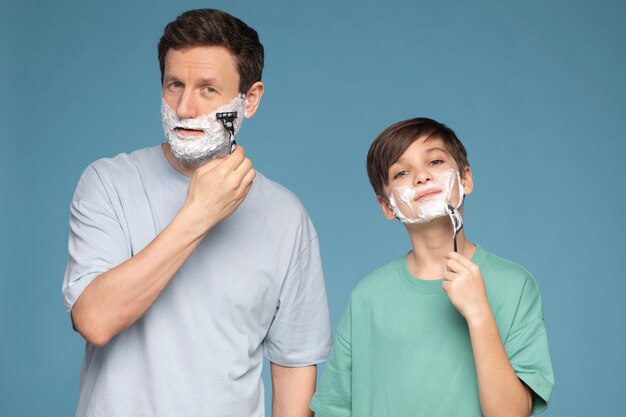 剃る方法を学ぶミディアムショットの小さな子供