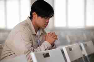무료 사진 교회에서 기도하는 중간 샷 남자